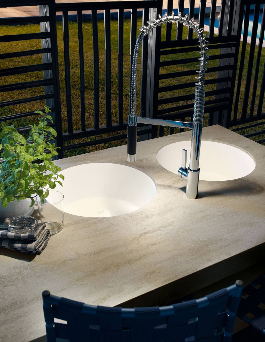 sites/hu-hu.corian.com/IMG/jpg/kitchen-surface-outdoor-charm-02-2.jpg